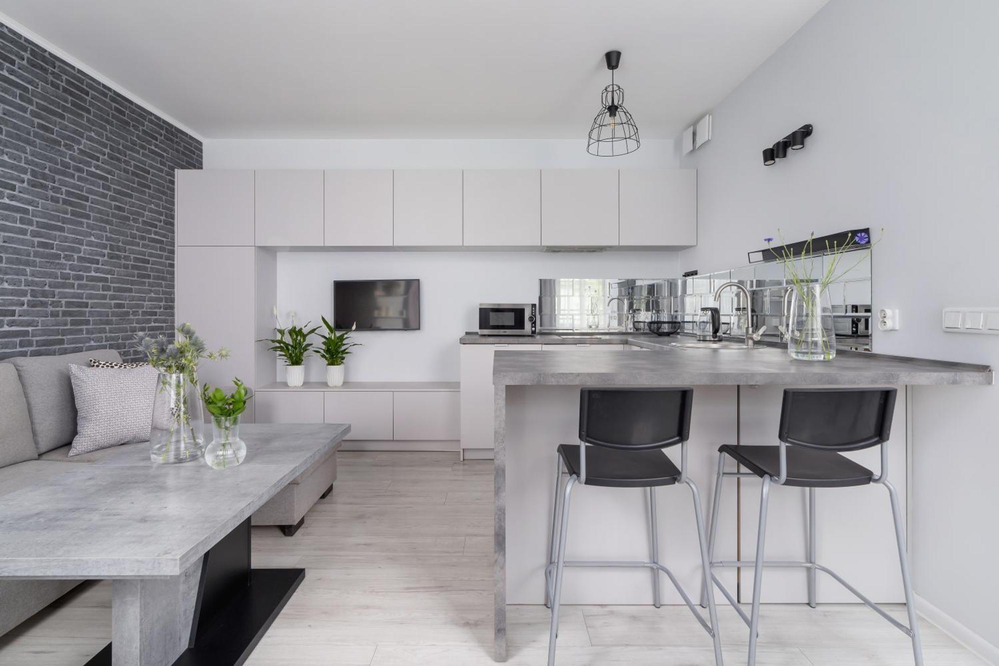One Bedroom Apartment With A Balcony - Dietla 109 Street — Photos 2
